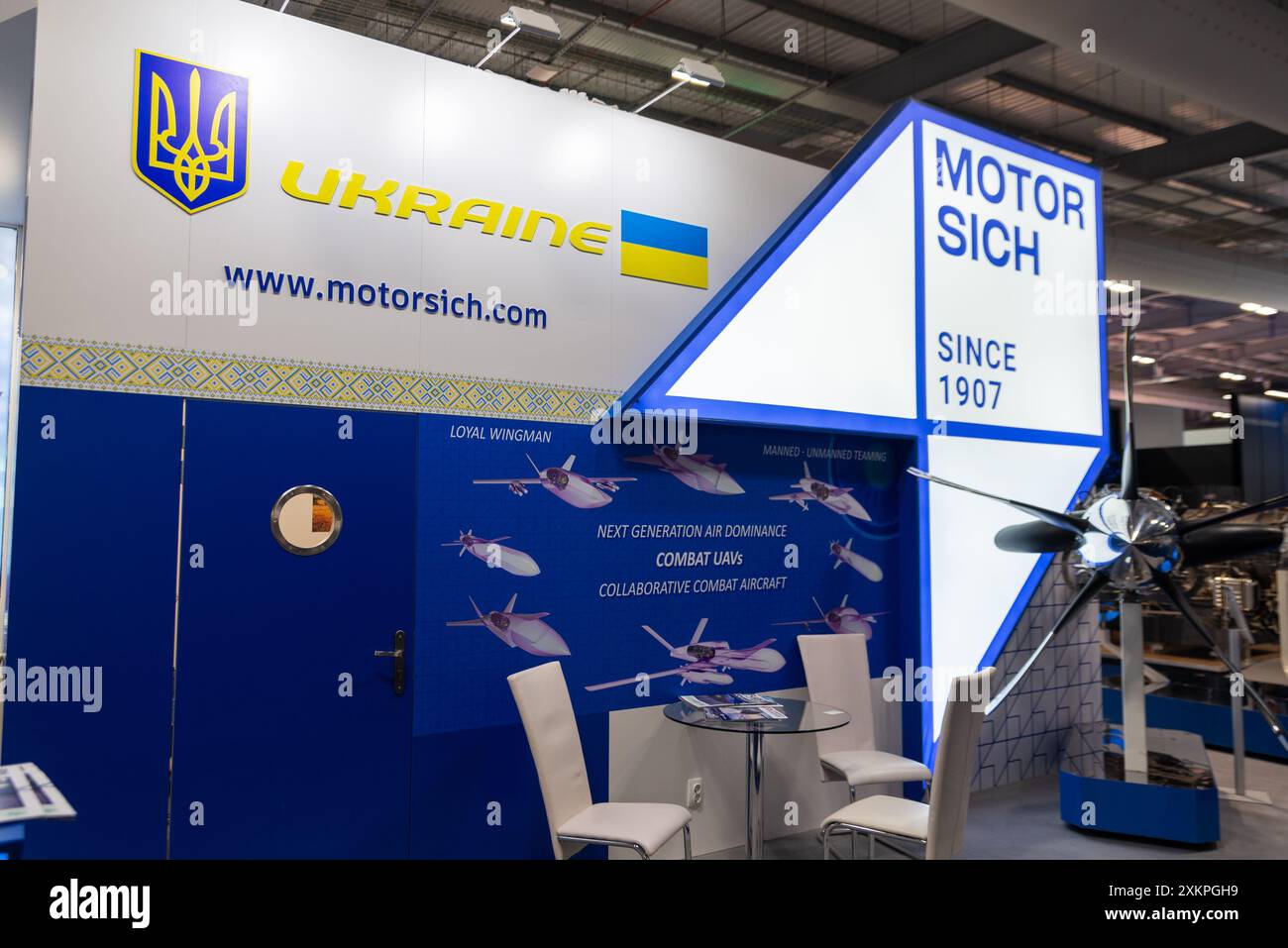 Ukrainian Motor Sich stand al Farnborough International Airshow 2024, Regno Unito. L'azienda produce motori per aerei, elicotteri e uso marittimo Foto Stock