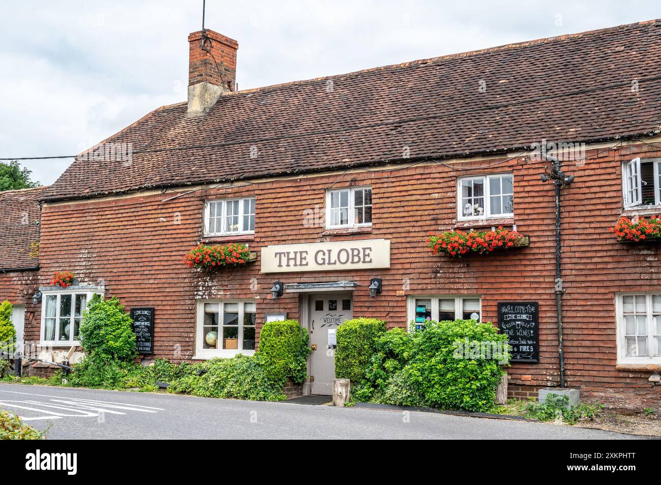 The Globe, un pub del XV secolo nella storica città di Alresford, sede della Watercress Line. Foto Stock