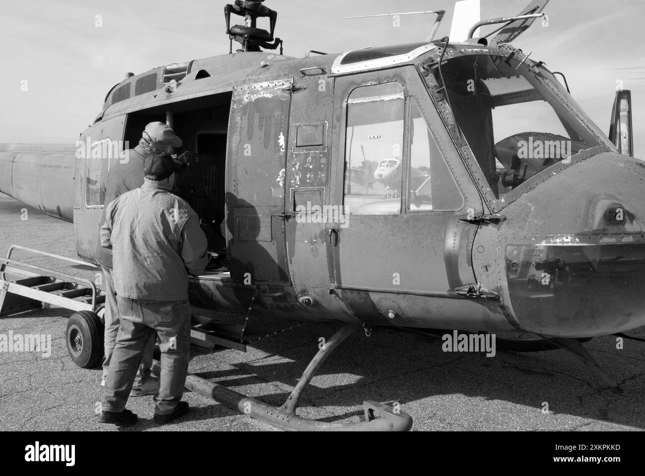 Due meccanici preparano un elicottero Huey per il restauro al Carolina Aviation Museum, Charlotte, North Carolina. STATI UNITI. Foto Stock