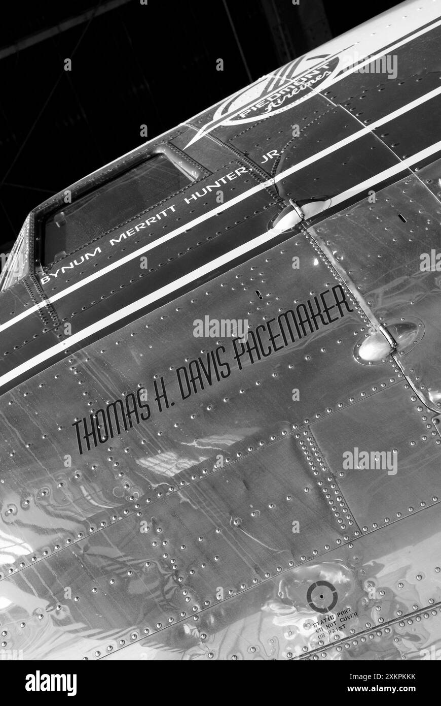 Gli aerei DC-3 Piedmont Airlines sono parcheggiati in un gancio al Carolina Aviation Museum di Charlotte, North Carolina. STATI UNITI Foto Stock