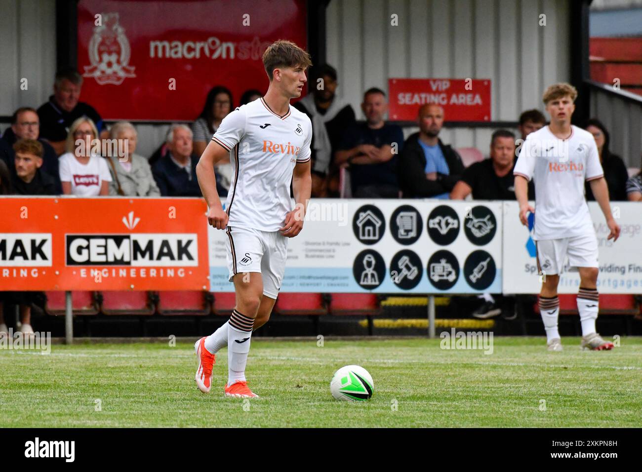 Briton Ferry, Galles. 23 luglio 2024. Brogan Popham di Swansea City durante l'amichevole tra Briton Ferry Llansawel e Swansea City Under 18 a Old Road a Briton Ferry, Galles, Regno Unito, il 23 luglio 2024. Crediti: Duncan Thomas/Majestic Media. Foto Stock Briton Ferry, Galles. 23 luglio 2024. Brogan Popham di Swansea City durante l'amichevole tra Briton Ferry Llansawel e Swansea City Under 18 a Old Road a Briton Ferry, Galles, Regno Unito, il 23 luglio 2024. Crediti: Duncan Thomas/Majestic Media. Foto Stock