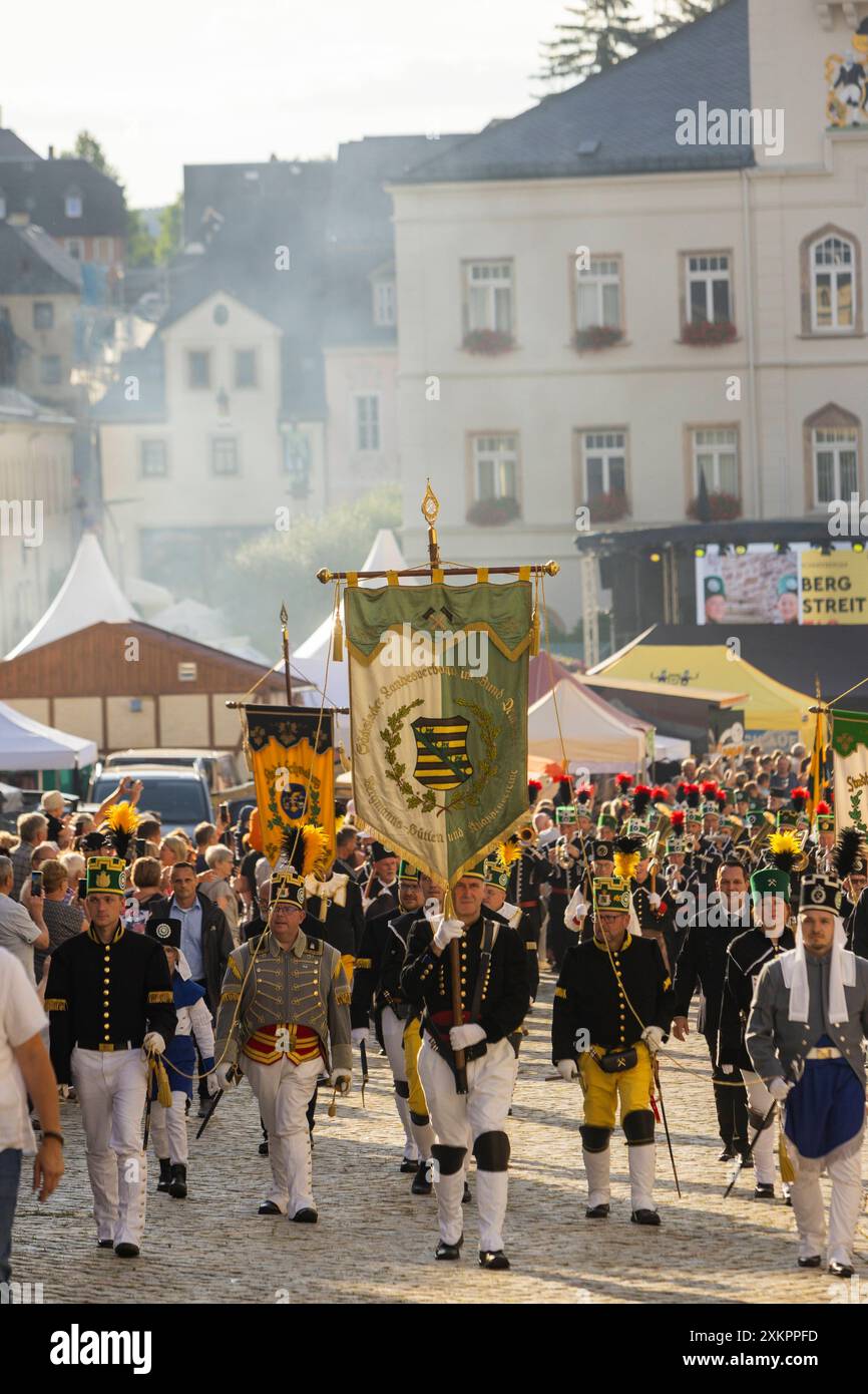 528. Bergstreittag, Bergparade Der sogenannte Bergstreittag ist eine jahrhundertealte schöne Tradition und wird am 22. Juli dem kirchlichen Gedenktag und ehemaligen Feiertag Maria Magdalena a Schneeberg begangen. Die 1649 eingeführten vier Quartalspredigten blieben bis 1845 bestehen. Danach wurden diese Predigten zugunsten eines einzigen Tages, des auf Maria Magdalena fallenden 22. Juli, abgeschafft. DAS Freiberger Oberbergamt empfahl, diesen Tag mit einem Fest und einem Bergaufzug feierlich zu gestalten. MIT einer Verordnung des königlichen Finanzministeriums wurde 1846 der Tag Maria Magdale Foto Stock