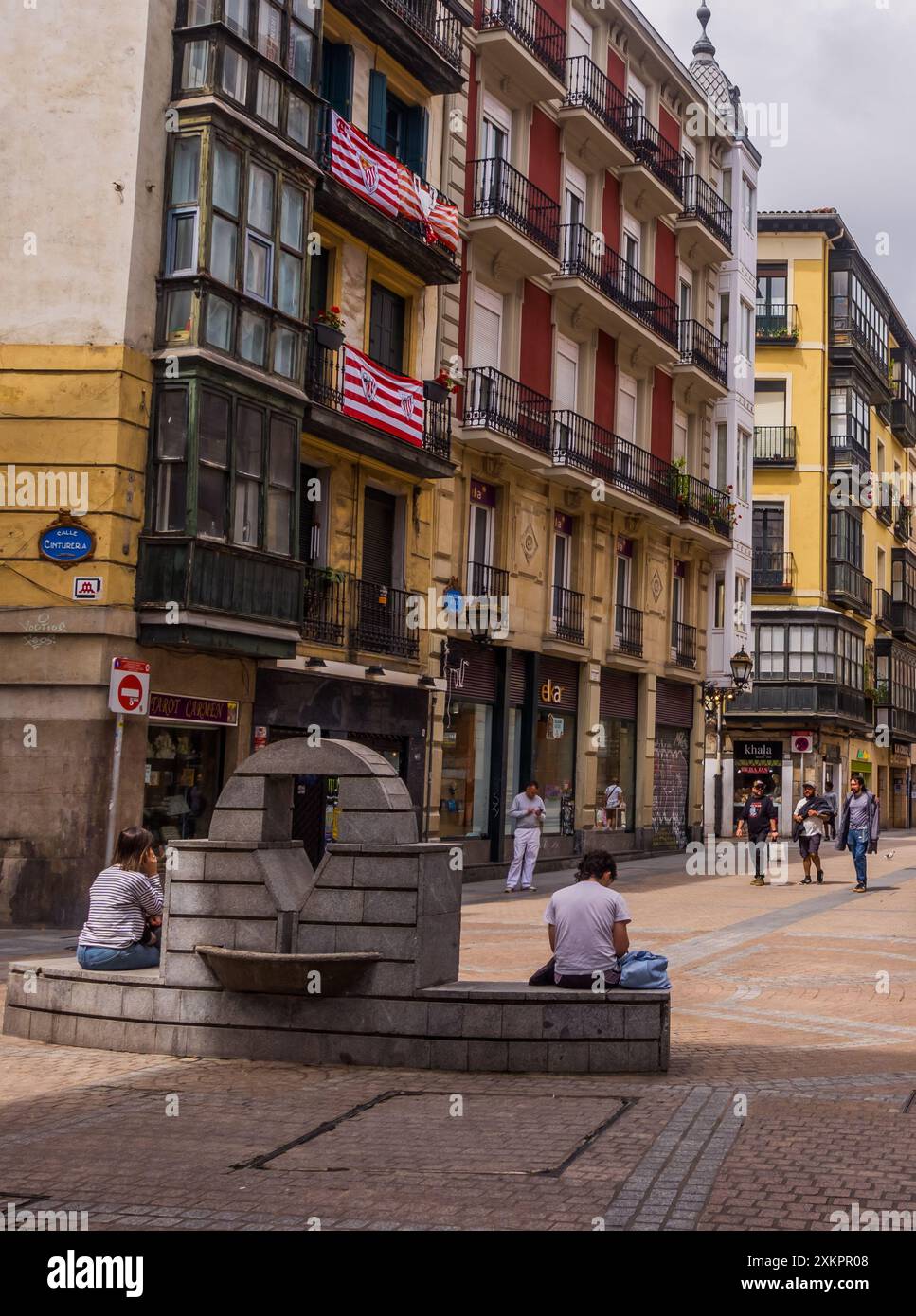 Bilbao, Spagna - 1 luglio 2024 - fotografia di strada di persone nel casco Viejo Foto Stock