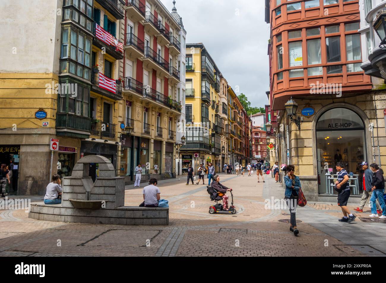 Bilbao, Spagna - 1 luglio 2024 - fotografia di strada di persone nel casco Viejo Foto Stock