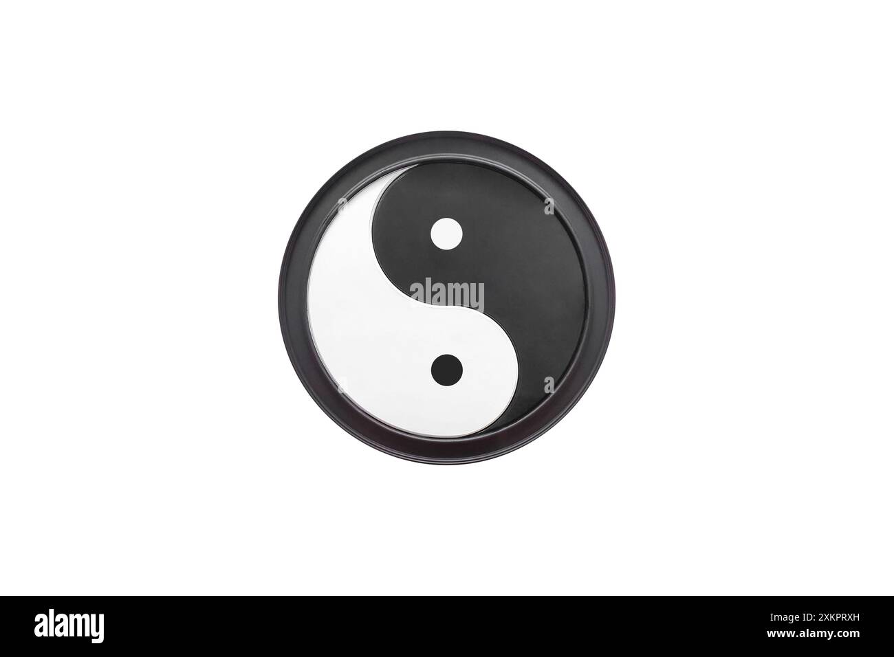 Simbolo Yin Yang su sfondo bianco, simbolo religioso che rappresenta il religioso del Taoismo, sentiero di ritaglio Foto Stock