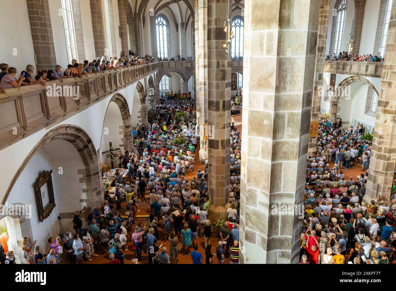 528. Bergstreittag, Gottesdienst in der St. Wolfgang-Kirche Der sogenannte Bergstreittag ist eine jahrhundertealte schöne Tradition und wird am 22. Juli dem kirchlichen Gedenktag und ehemaligen Feiertag Maria Magdalena a Schneeberg begangen. Die 1649 eingeführten vier Quartalspredigten blieben bis 1845 bestehen. Danach wurden diese Predigten zugunsten eines einzigen Tages, des auf Maria Magdalena fallenden 22. Juli, abgeschafft. DAS Freiberger Oberbergamt empfahl, diesen Tag mit einem Fest und einem Bergaufzug feierlich zu gestalten. MIT einer Verordnung des königlichen Finanzministeriums wur Foto Stock