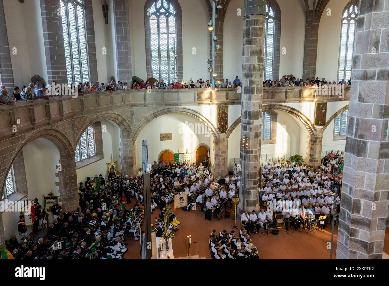 528. Bergstreittag, Gottesdienst in der St. Wolfgang-Kirche Der sogenannte Bergstreittag ist eine jahrhundertealte schöne Tradition und wird am 22. Juli dem kirchlichen Gedenktag und ehemaligen Feiertag Maria Magdalena a Schneeberg begangen. Die 1649 eingeführten vier Quartalspredigten blieben bis 1845 bestehen. Danach wurden diese Predigten zugunsten eines einzigen Tages, des auf Maria Magdalena fallenden 22. Juli, abgeschafft. DAS Freiberger Oberbergamt empfahl, diesen Tag mit einem Fest und einem Bergaufzug feierlich zu gestalten. MIT einer Verordnung des königlichen Finanzministeriums wur Foto Stock