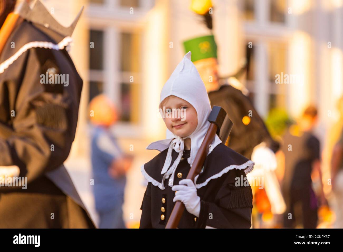 528. Bergstreittag, Bergparade Der sogenannte Bergstreittag ist eine jahrhundertealte schöne Tradition und wird am 22. Juli dem kirchlichen Gedenktag und ehemaligen Feiertag Maria Magdalena a Schneeberg begangen. Die 1649 eingeführten vier Quartalspredigten blieben bis 1845 bestehen. Danach wurden diese Predigten zugunsten eines einzigen Tages, des auf Maria Magdalena fallenden 22. Juli, abgeschafft. DAS Freiberger Oberbergamt empfahl, diesen Tag mit einem Fest und einem Bergaufzug feierlich zu gestalten. MIT einer Verordnung des königlichen Finanzministeriums wurde 1846 der Tag Maria Magdale Foto Stock