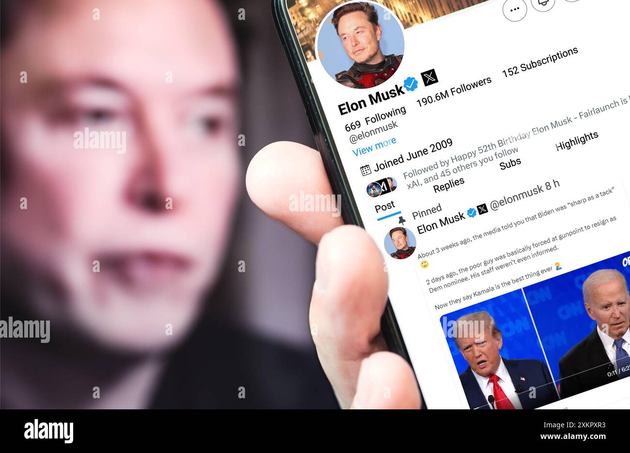 Ucraina. Poltava. 24 luglio 2024. Profilo di Elon Musk sullo schermo di uno smartphone. Nuovo tweet con testo. . Sullo sfondo c'è un ritratto sfocato di Elon Foto Stock