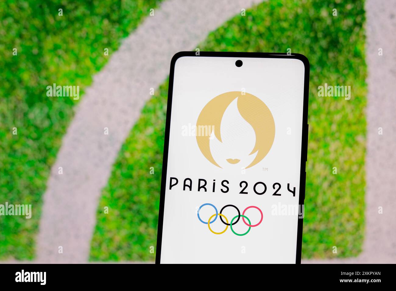 Paraguay. 24 luglio 2024. In questa immagine, il logo delle Olimpiadi estive 2024 (Olimpiadi di Parigi 2024) è visualizzato sullo schermo di uno smartphone. (Foto di Jaque Silva/SOPA Images/Sipa USA) *** esclusivamente per notizie editoriali *** credito: SIPA USA/Alamy Live News Foto Stock