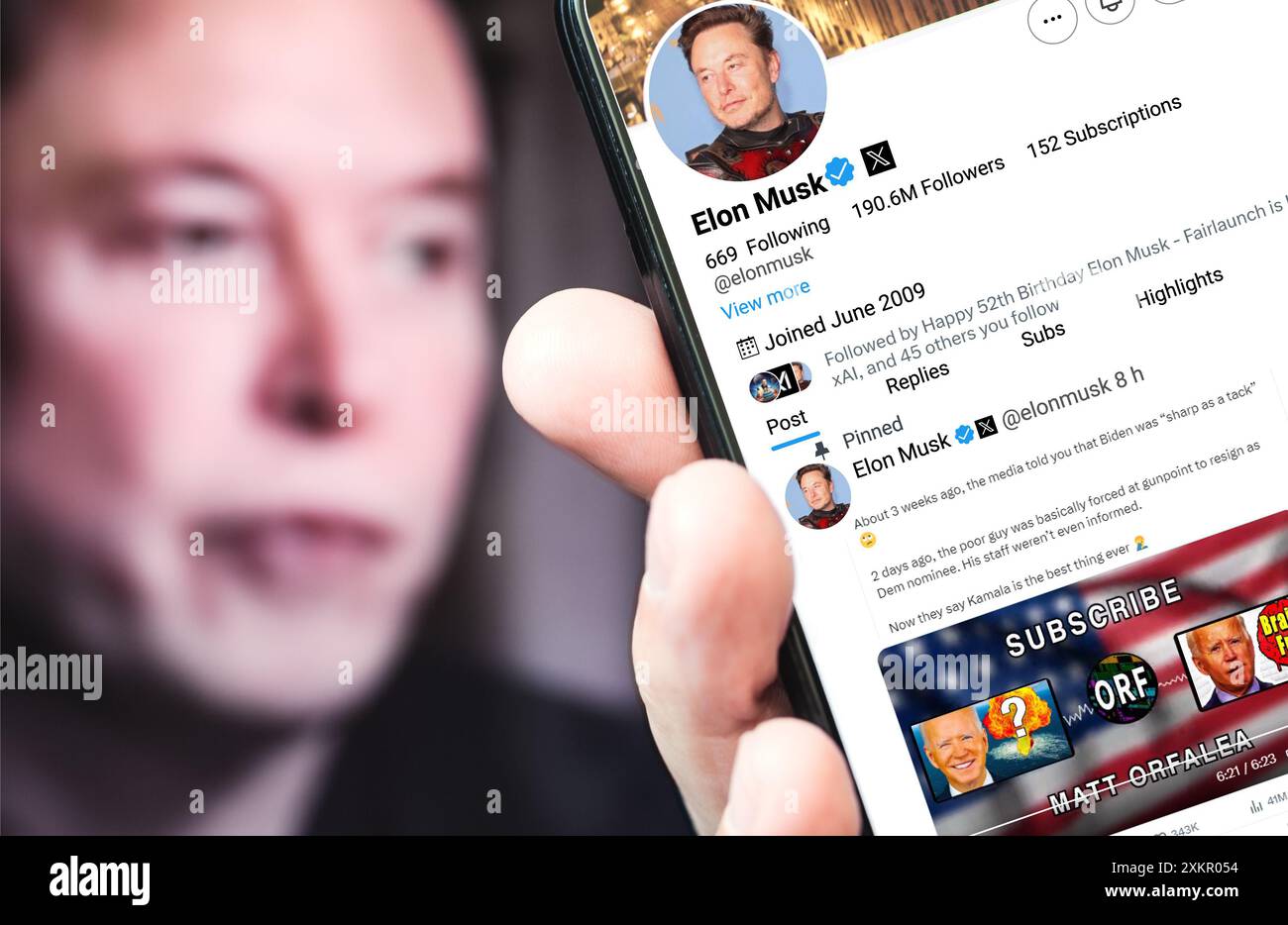 Ucraina. Poltava. 24 luglio 2024. Profilo di Elon Musk sullo schermo di uno smartphone. Nuovo tweet con testo. . Sullo sfondo c'è un ritratto sfocato di Elon Foto Stock