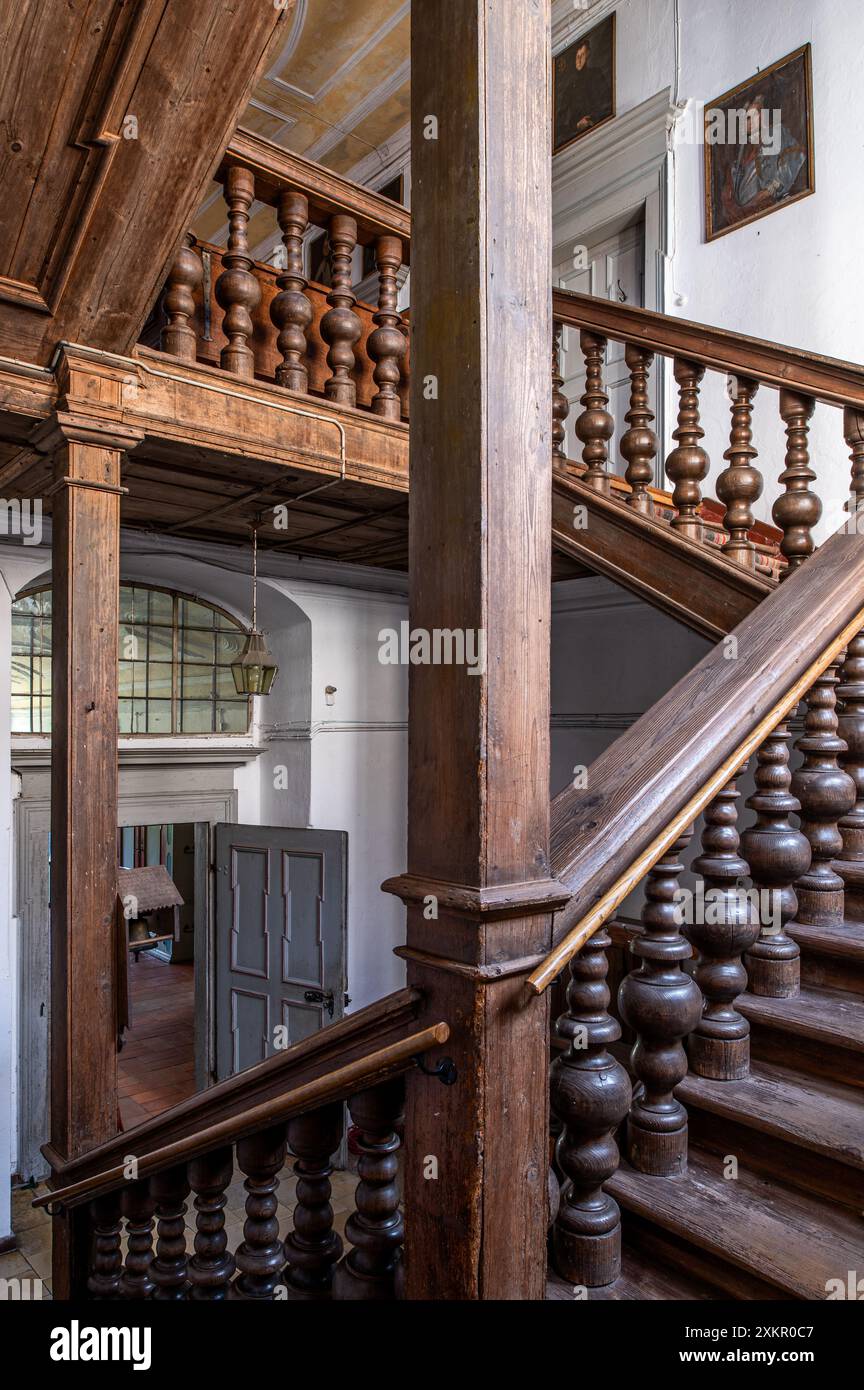 Banisteri di scale in legno intagliato nello Schloss Dietldorf, castello rinascimentale e edificio storico a Burglengenfeld, Schwandorf, Baviera, Germania. Foto Stock