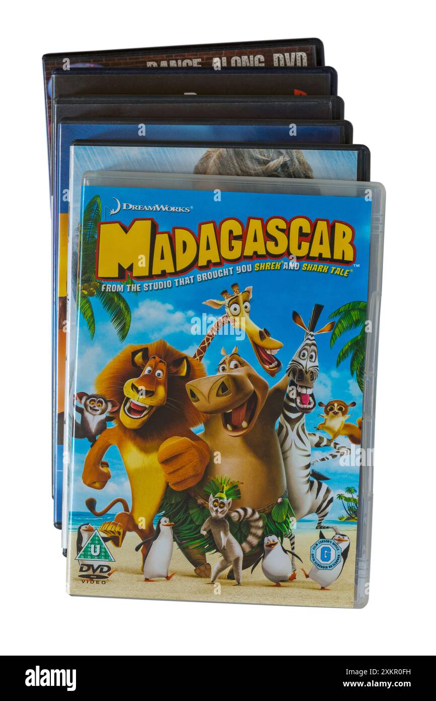 Un mucchio di DVD con DVD Madagascar sulla parte superiore isolato su sfondo bianco Foto Stock