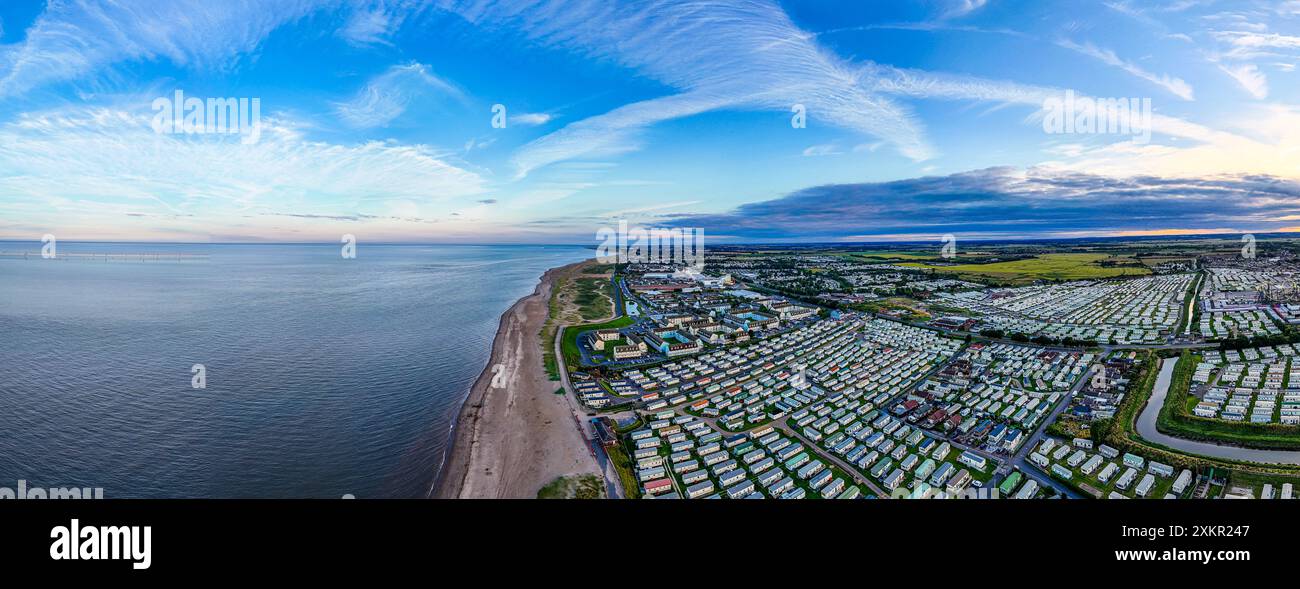 Vista panoramica aerea al tramonto del Mare inglese Ingoldmells, una città turistica affollata con qualcosa per tutti, dai meravigliosi campeggi al tramonto fino a di Foto Stock