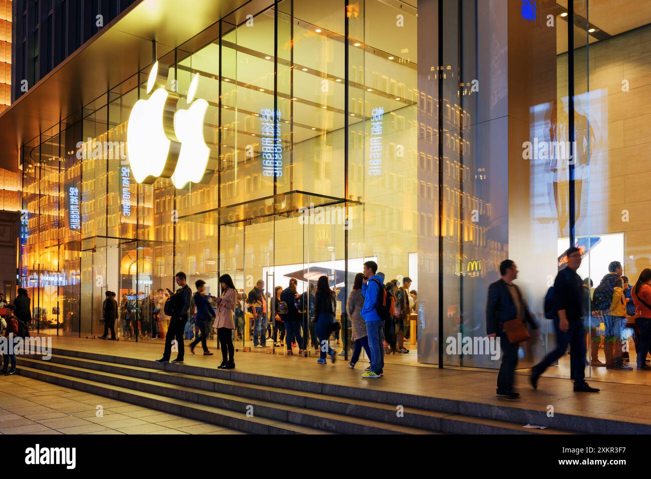 Vista notturna dell'Apple Retail Store su Nanjing Road, Shanghai Foto Stock