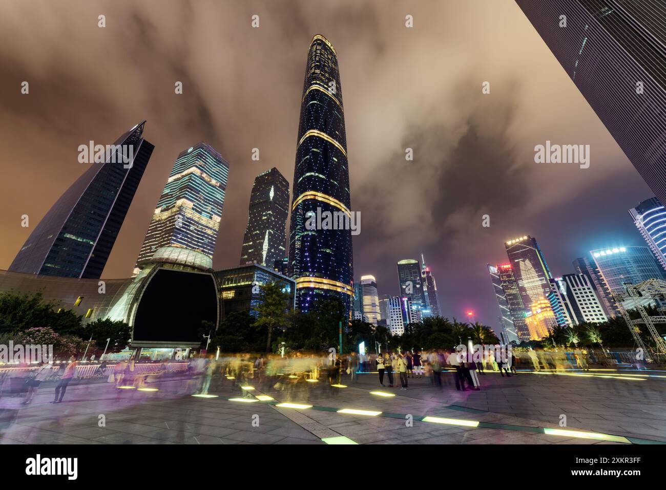 Vista dal basso del Guangzhou International Finance Centre, Cina Foto Stock