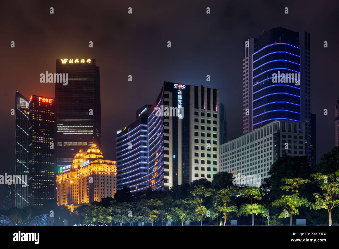 Vista notturna di edifici moderni, la città nuova di Zhujiang, Guangzhou Foto Stock