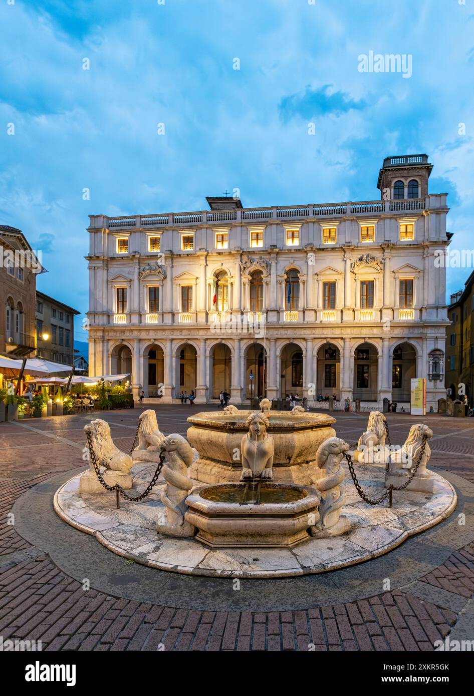 Fontana Contarini e Palazzo nuovo, Piazza Vecchia, città alta, Bergamo, Italia Foto Stock