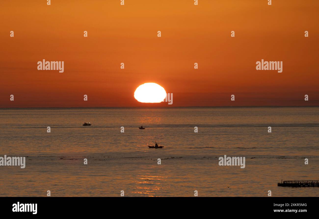 Donghae, Corea del Sud. 24 luglio 2024. Il sole sorge sul mare nella città di Donghae, provincia di Gangwon, Corea del Sud, 24 luglio 2024. Crediti: Jun Hyosang/Xinhua/Alamy Live News Foto Stock