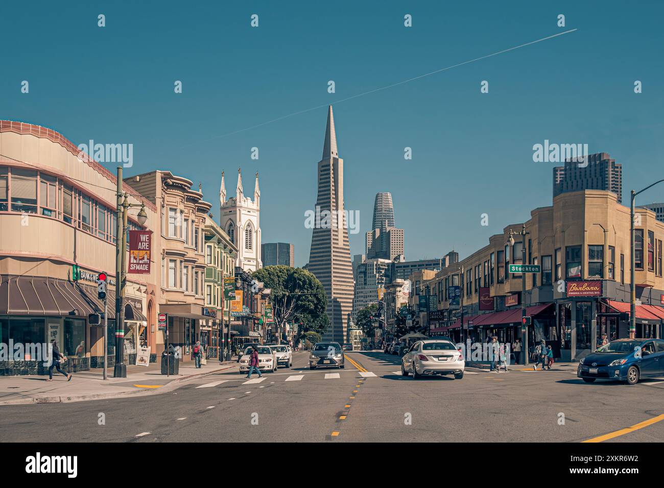 23/04/2019; San Francisco, California, Stati Uniti. L'intersezione tra Columbus avenue e Stockton Street, ai bordi di Little Italy e chi Foto Stock