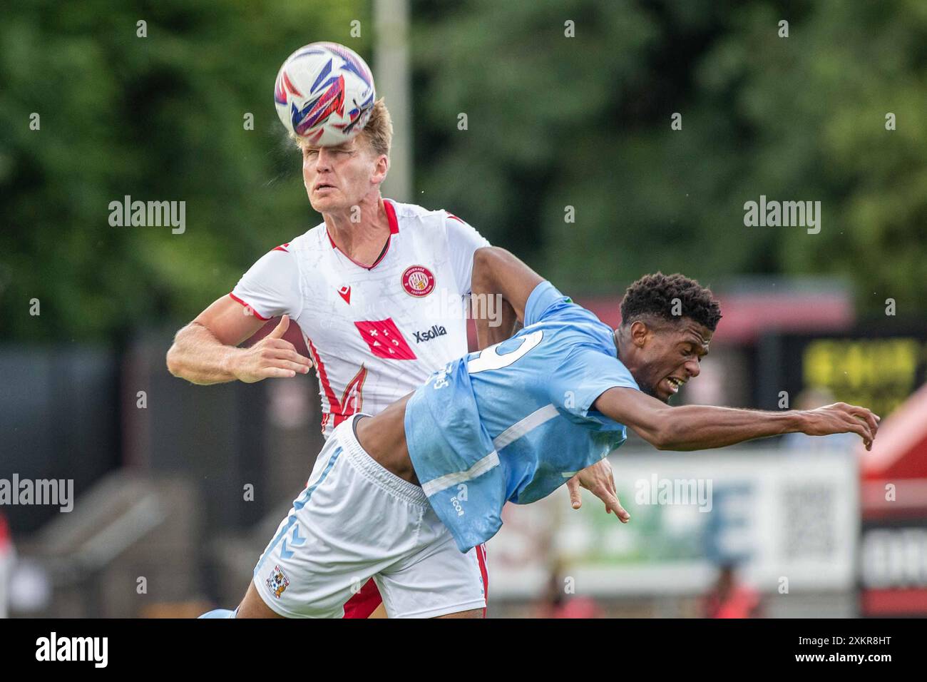 Il calciatore professionista Carl Piergianni dirige il pallone mentre gioca per lo Stevenage Football Club Foto Stock