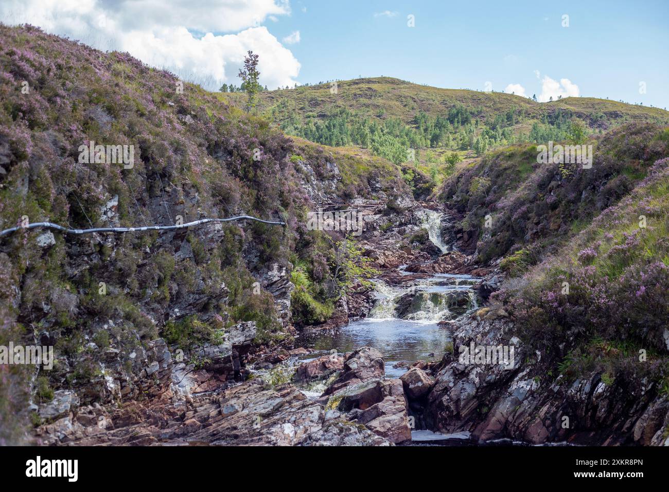Cascata sulle colline di Achnasheen, Scozia, Regno Unito. Foto Stock