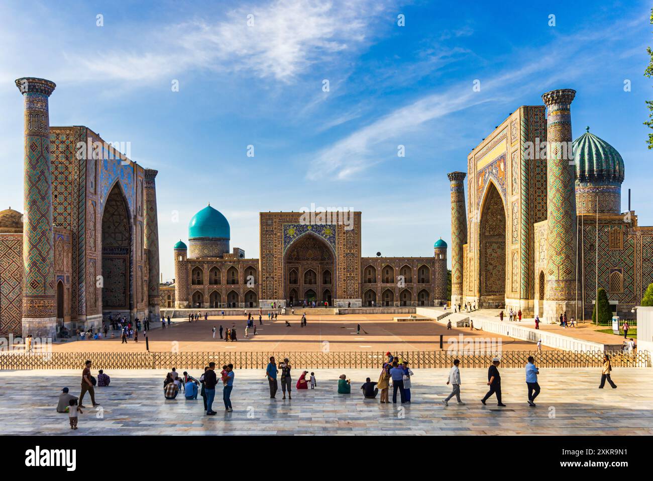 Piazza Registan con tre madrasa e turisti sulla piattaforma di osservazione Foto Stock