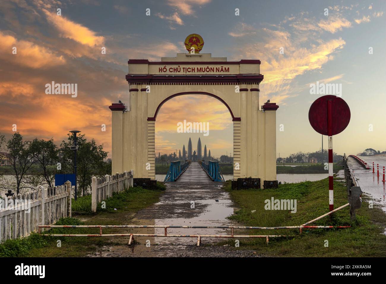 Ponte Hien Luong sul fiume Ben hai nella zona demilitarizzata, Vietnam Foto Stock