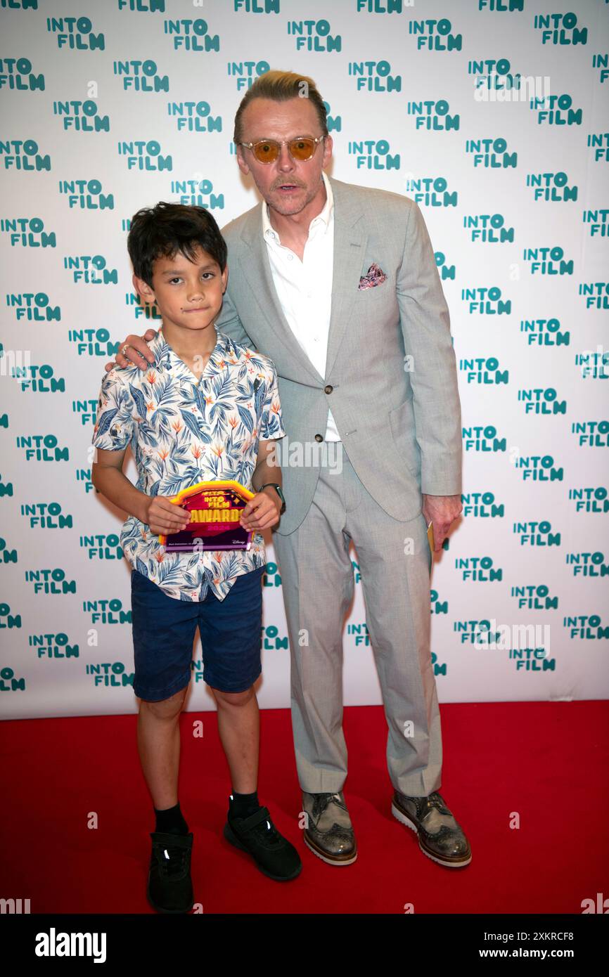 Simon Pegg e Benjamin, 8 anni, con il premio Best Animation - 11 anni e Under Award per 'Benjamin's Magical Kitchen Birds' con Simon Pegg agli Into Film Awards 2024 all'Odeon Luxe Leicester Square Foto Stock