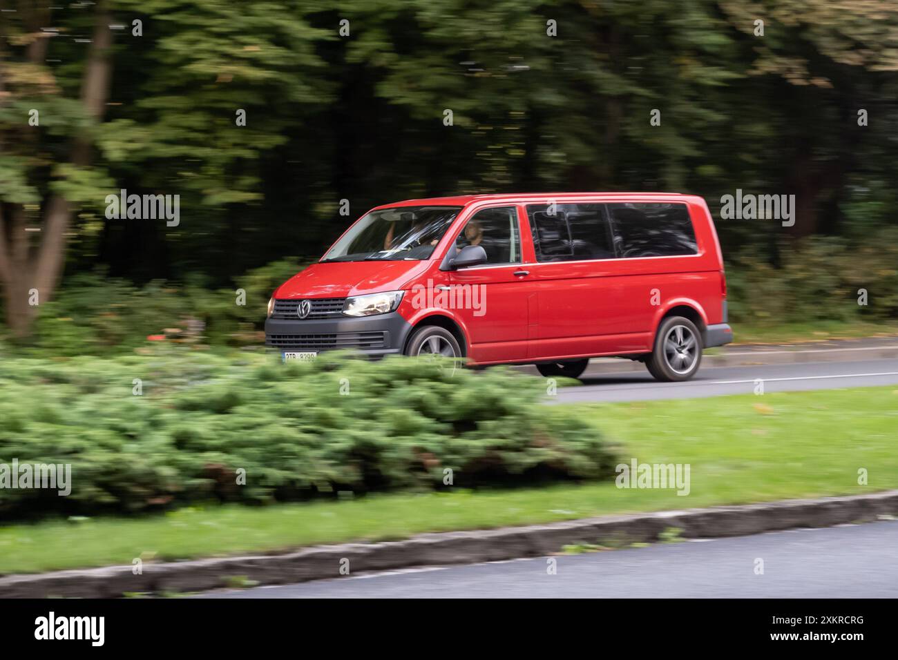 HAVIROV, REPUBBLICA CECA - 14 SETTEMBRE 2023: Pulmino commerciale Volkswagen Transporter T6 o bus navetta con effetto di sfocatura del movimento Foto Stock