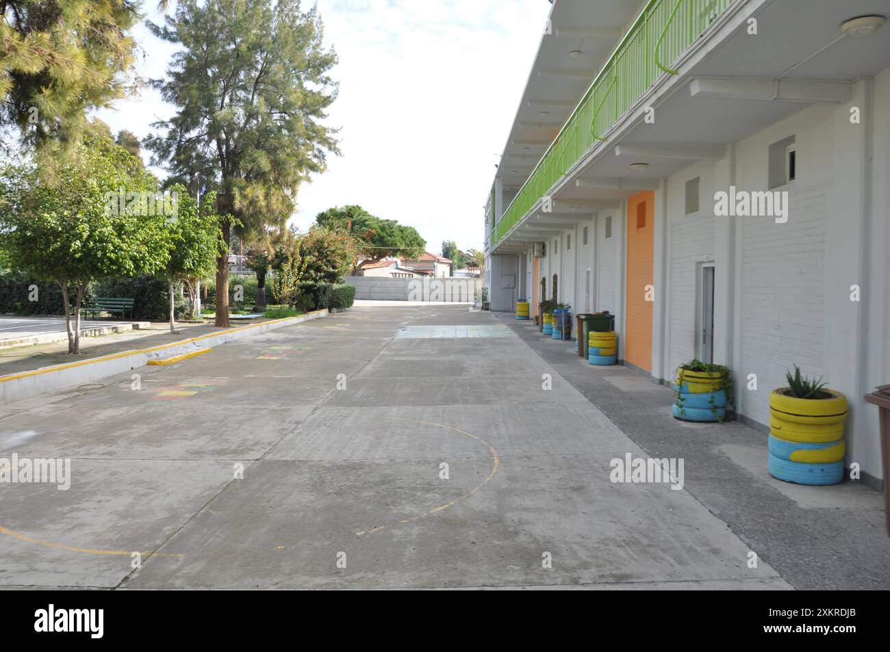 Limassol, Cipro - 2 febbraio 2018: Il cortile esterno di una scuola pubblica Foto Stock
