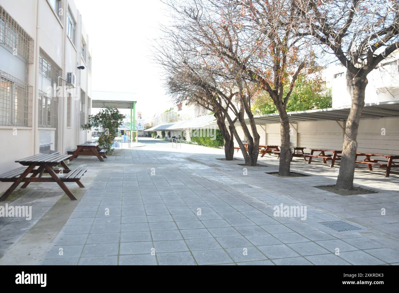 Limassol, Cipro - 2 febbraio 2018: Il cortile esterno di una scuola pubblica Foto Stock