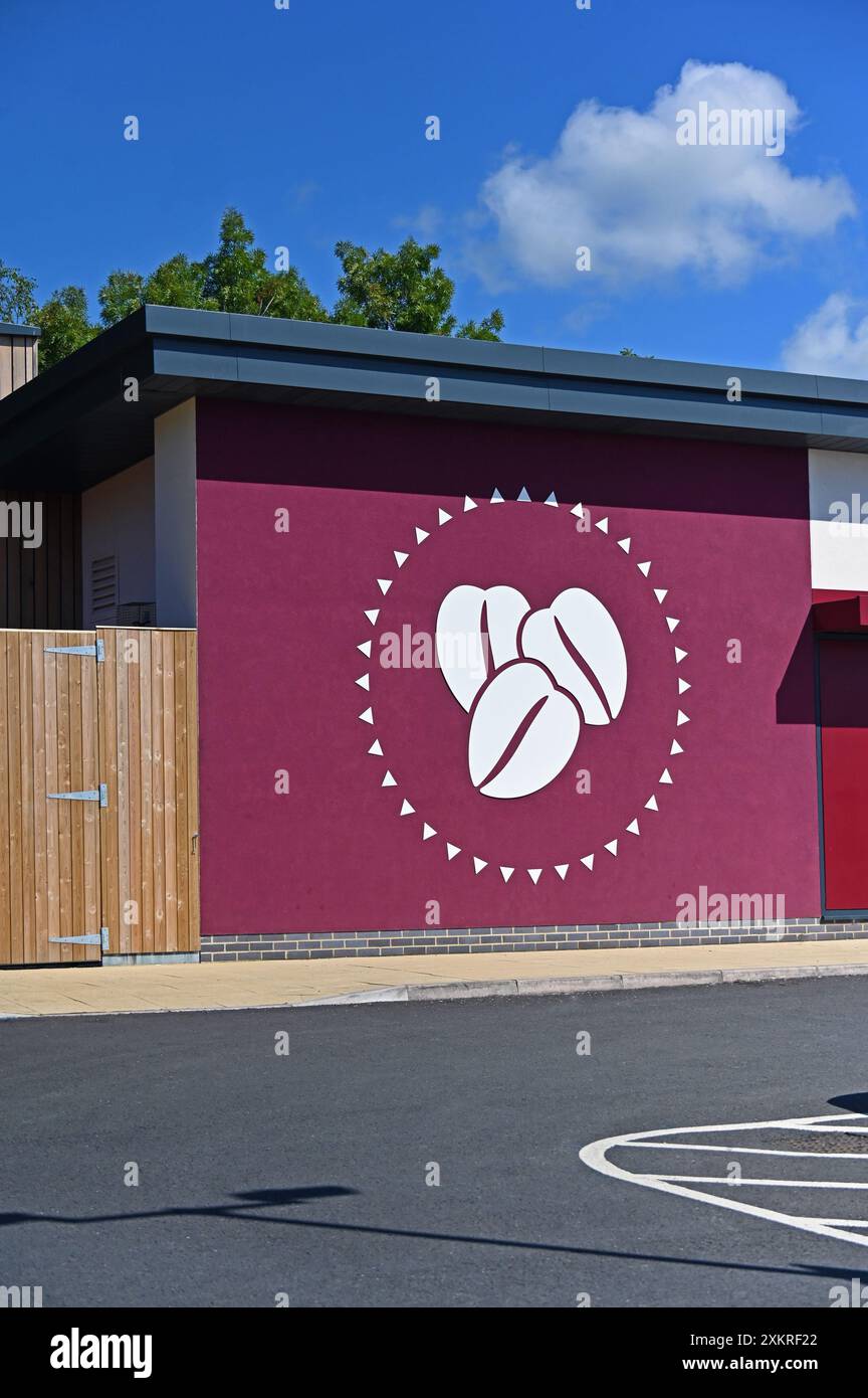 Logo Costa Coffee. Costa Coffee Drive Thru. Queen Katherine Avenue, Kendal, Cumbria, Inghilterra, Regno Unito, Europa. Foto Stock