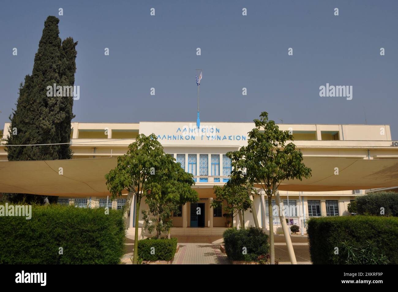 Limassol, Cipro - 06 marzo 2018: Edificio della scuola superiore greca di Laniteo a Cipro, traduzione: Le lettere con "Λανίτειο Ελληνικό Γυμνάσιο" significano "LAN Foto Stock