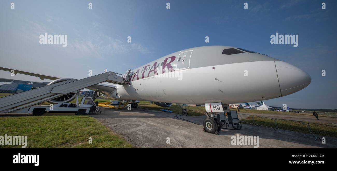 Farnborough, Inghilterra, Regno Unito. 24 luglio 2024. Il Farnborough International Airshow si svolge dal 22-26 luglio 2024 e presenta i settori aerospaziale, dell'aviazione civile e della difesa a livello mondiale. Immagine: Qatar Airways Boeing 787-9 Dreamliner A7-BHQ nel display statico. Crediti: Malcolm Park/Alamy Foto Stock