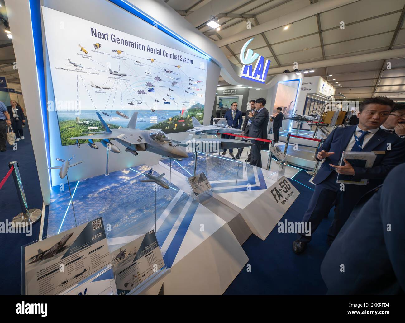 Farnborough, Inghilterra, Regno Unito. 24 luglio 2024. Il Farnborough International Airshow si svolge dal 22-26 luglio 2024 e presenta i settori aerospaziale, dell'aviazione civile e della difesa a livello mondiale. Immagine: KAI, Korea Aerospace Industries stand espone i loro aerei Next Generation Aerial Combat System. Crediti: Malcolm Park/Alamy Foto Stock