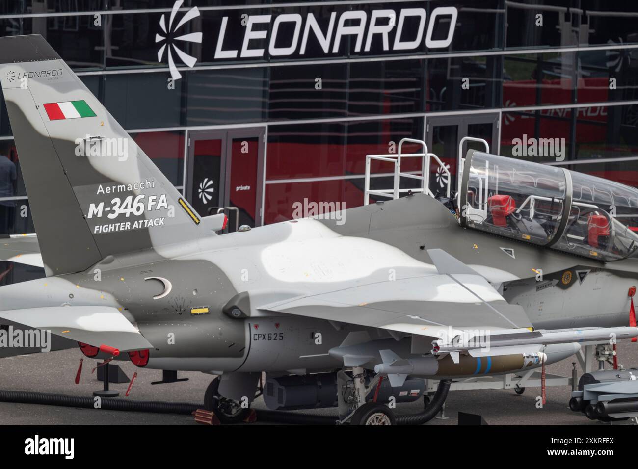 Farnborough, Inghilterra, Regno Unito. 24 luglio 2024. Il Farnborough International Airshow si svolge dal 22-26 luglio 2024 e presenta i settori aerospaziale, dell'aviazione civile e della difesa a livello mondiale. Immagine: Aermacchi M-346 fa jet militare fuori dallo stand Leonardo. Crediti: Malcolm Park/Alamy Foto Stock