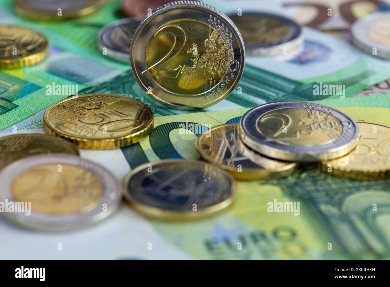 Primo piano di banconote e monete in euro Foto Stock