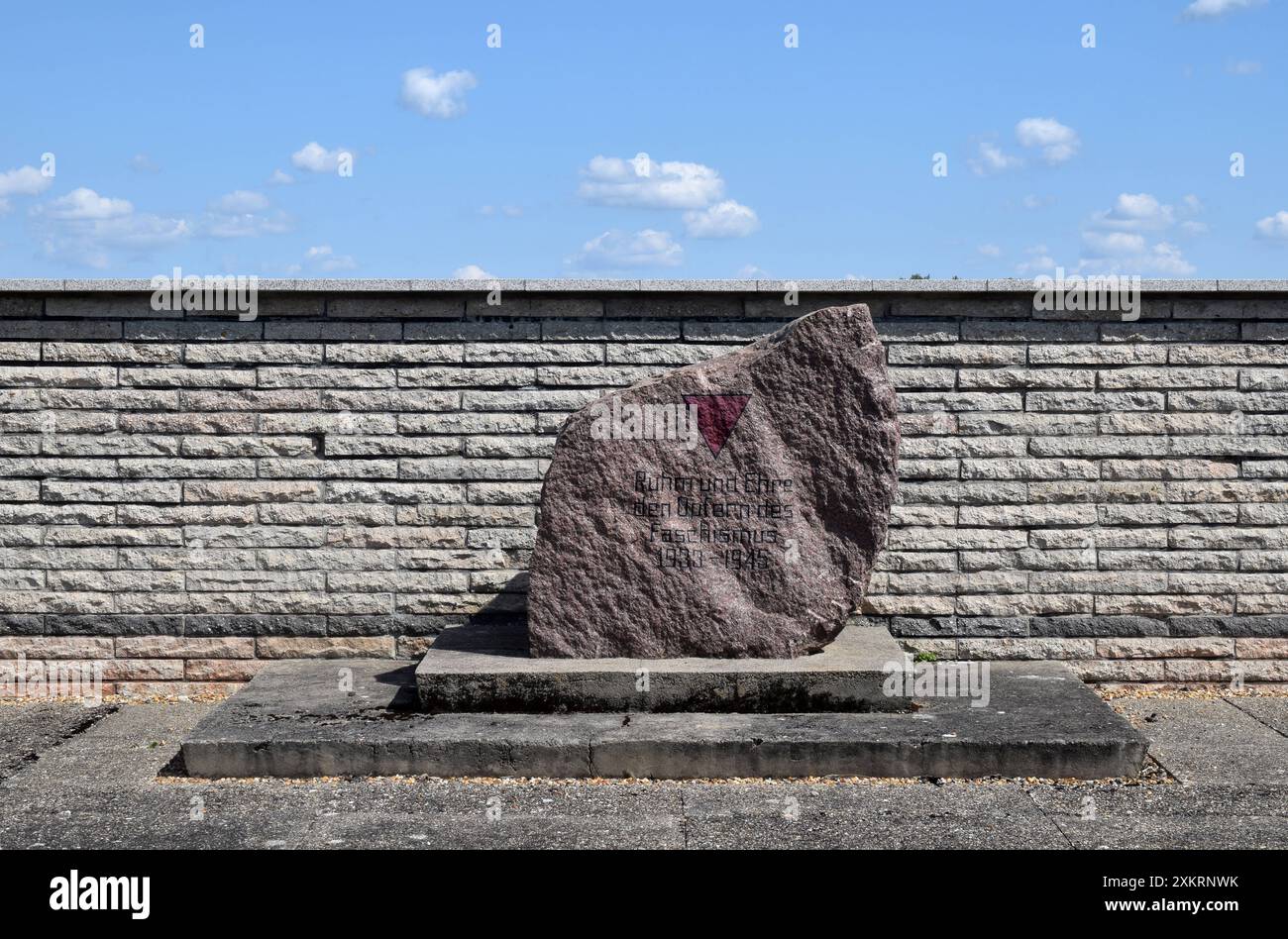 19.07.2024 Gedenkstätte Deutschland/ Sachsen Anhalt/ Altmark/ Bördekreis/ Stadt Oebisfelde/ Ortsteil Buchhorst/ Gedenkstätte/ Ehrenfriedhof/ Gedenkstein mit der Aufschrift Ruhe und Ehre den Opfern des Faschismus 1933-1945/ ***Nutzung nur redaktionell*** ** 19 07 2024 sito commemorativo Germania Sassonia Anhalt Altmark città di Bördekreis del quartiere Oebisfelde di Buchhorst Memorial Cimitero lapide con l'iscrizione Ruhe und Ehre den Opfern des Faschismus 1933 1945 utilizzare solo per scopi editoriali Foto Stock