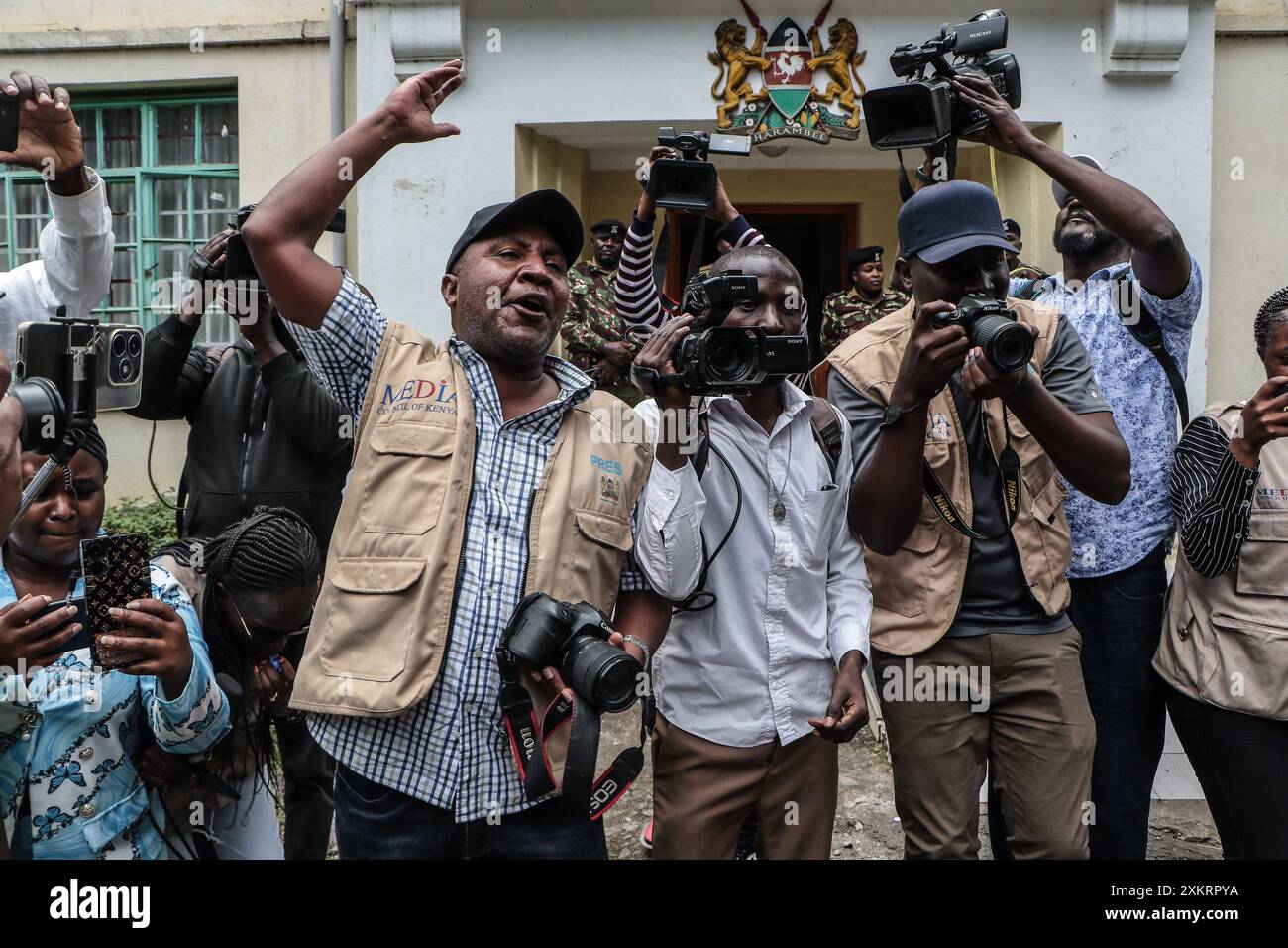 Nakuru, Kenya 24 luglio 2024 i giornalisti cantano slogan mentre marciano durante una protesta contro la limitazione dei loro diritti di libertà dei media a Nakuru Town. I gruppi di lobby dei giornalisti kenioti hanno indetto una protesta a livello nazionale il 24 luglio 2024 chiedendo al governo di sostenere e garantire la libertà di stampa, la sicurezza e la sicurezza per i giornalisti, l'accesso illimitato alle informazioni, il perseguimento di agenti di polizia canaglia, la fine della censura dei media tra le altre questioni. Questo avverrà una settimana dopo che alcuni membri della stampa sono stati presi di mira, alcuni feriti da agenti statali durante le manifestazioni anti-governative. Foto Stock