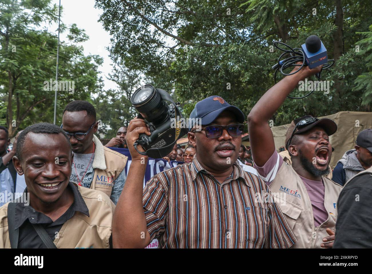 Nakuru, Kenya 24 luglio 2024 i giornalisti cantano slogan mentre tengono le telecamere durante una protesta contro la limitazione dei loro diritti di libertà dei media a Nakuru Town. I gruppi di lobby dei giornalisti kenioti hanno indetto una protesta a livello nazionale il 24 luglio 2024 chiedendo al governo di sostenere e garantire la libertà di stampa, la sicurezza e la sicurezza per i giornalisti, l'accesso illimitato alle informazioni, il perseguimento di agenti di polizia canaglia, la fine della censura dei media tra le altre questioni. Questo avverrà una settimana dopo che alcuni membri della stampa sono stati presi di mira, alcuni feriti da agenti statali durante le manifestazioni anti-governative. Foto Stock