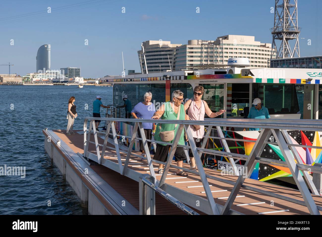 Le donne anziane scendono da un vaporetto parlando del suo viaggio Foto Stock
