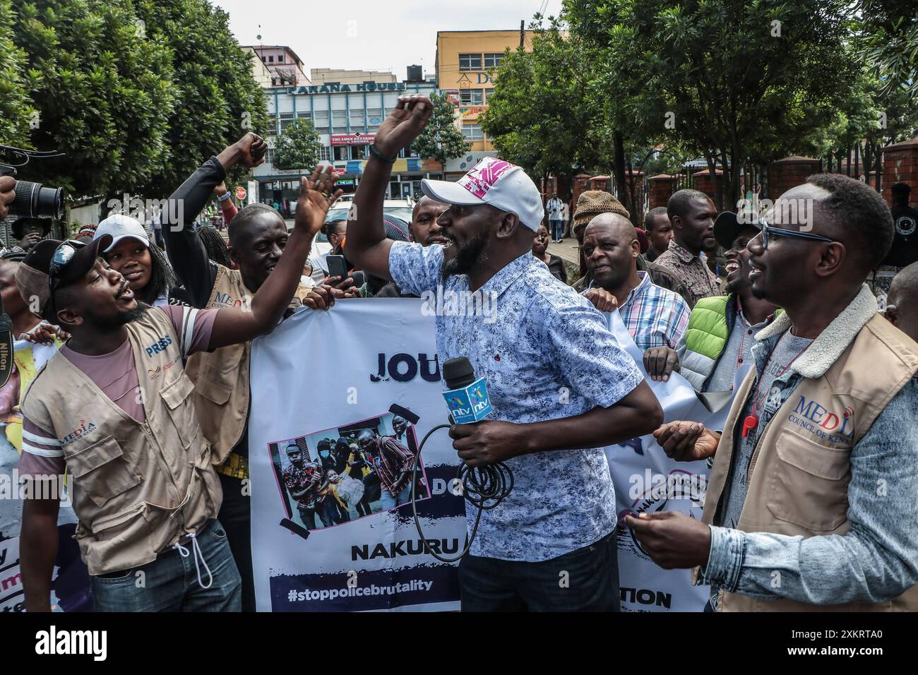 I giornalisti cantano slogan mentre marciano durante una protesta contro la limitazione dei loro diritti di libertà dei media a Nakuru Town. I gruppi di lobby dei giornalisti kenioti hanno indetto una protesta a livello nazionale il 24 luglio 2024 chiedendo al governo di sostenere e garantire la libertà di stampa, la sicurezza e la sicurezza per i giornalisti, l'accesso illimitato alle informazioni, il perseguimento di agenti di polizia canaglia, la fine della censura dei media tra le altre questioni. Questo avverrà una settimana dopo che alcuni membri della stampa sono stati presi di mira, alcuni feriti da agenti statali durante le manifestazioni anti-governative. (Foto di James Wakibia/SOPA Images/Sipa U Foto Stock