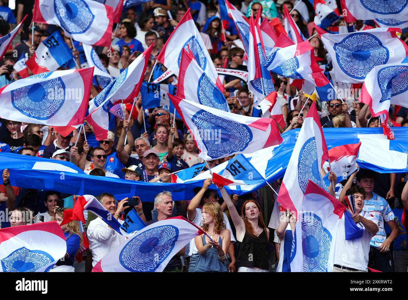 Tifosi francesi durante la partita di rugby a sette contro gli Stati Uniti allo Stade de France di Parigi. Data foto: Mercoledì 24 luglio 2024. Foto Stock