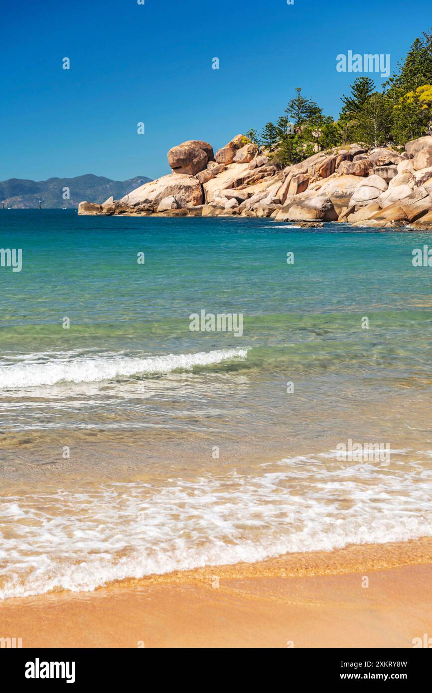 Pittoresca spiaggia di sabbia dorata di Alma Beach con massi di granito e acqua turchese a Magnetic Island, Queensland, Australia. Foto Stock