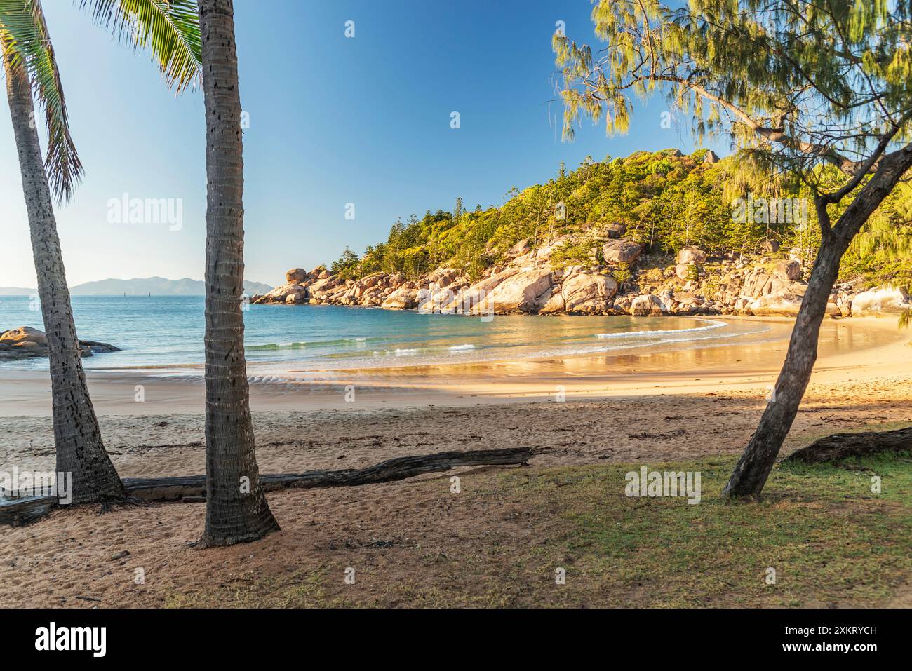 Pittoresca spiaggia di sabbia dorata di Alma Beach con massi di granito e acqua turchese a Magnetic Island, Queensland, Australia. Foto Stock