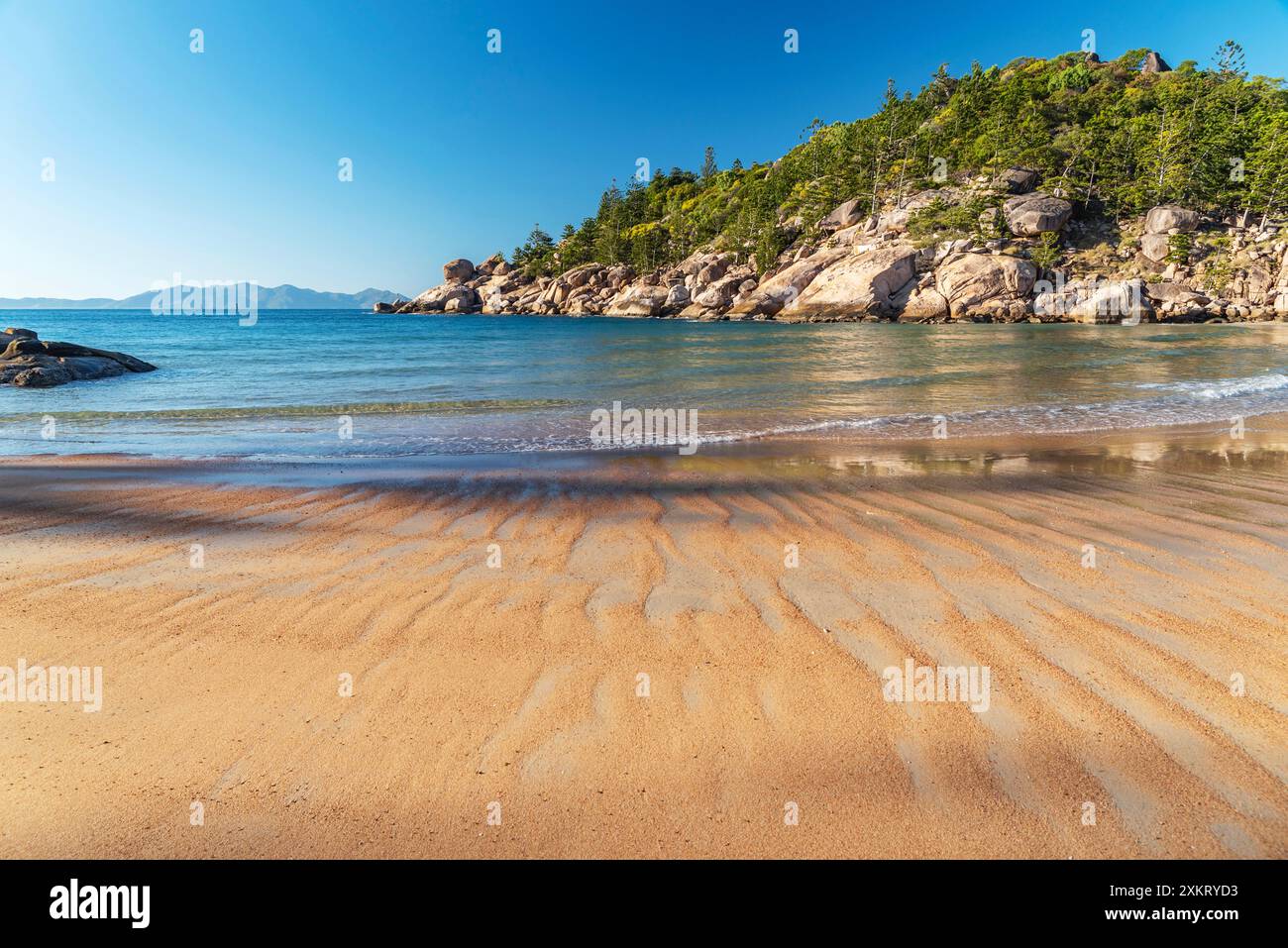 Pittoresca spiaggia di sabbia dorata di Alma Beach con massi di granito e acqua turchese a Magnetic Island, Queensland, Australia. Foto Stock