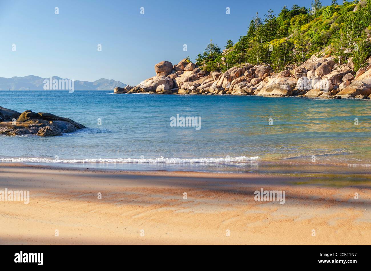 Pittoresca spiaggia di sabbia dorata di Alma Beach con massi di granito e acqua turchese a Magnetic Island, Queensland, Australia. Foto Stock