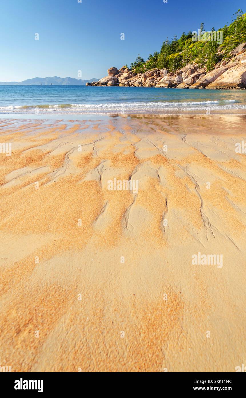 Pittoresca spiaggia di sabbia dorata di Alma Beach con massi di granito e acqua turchese a Magnetic Island, Queensland, Australia. Foto Stock
