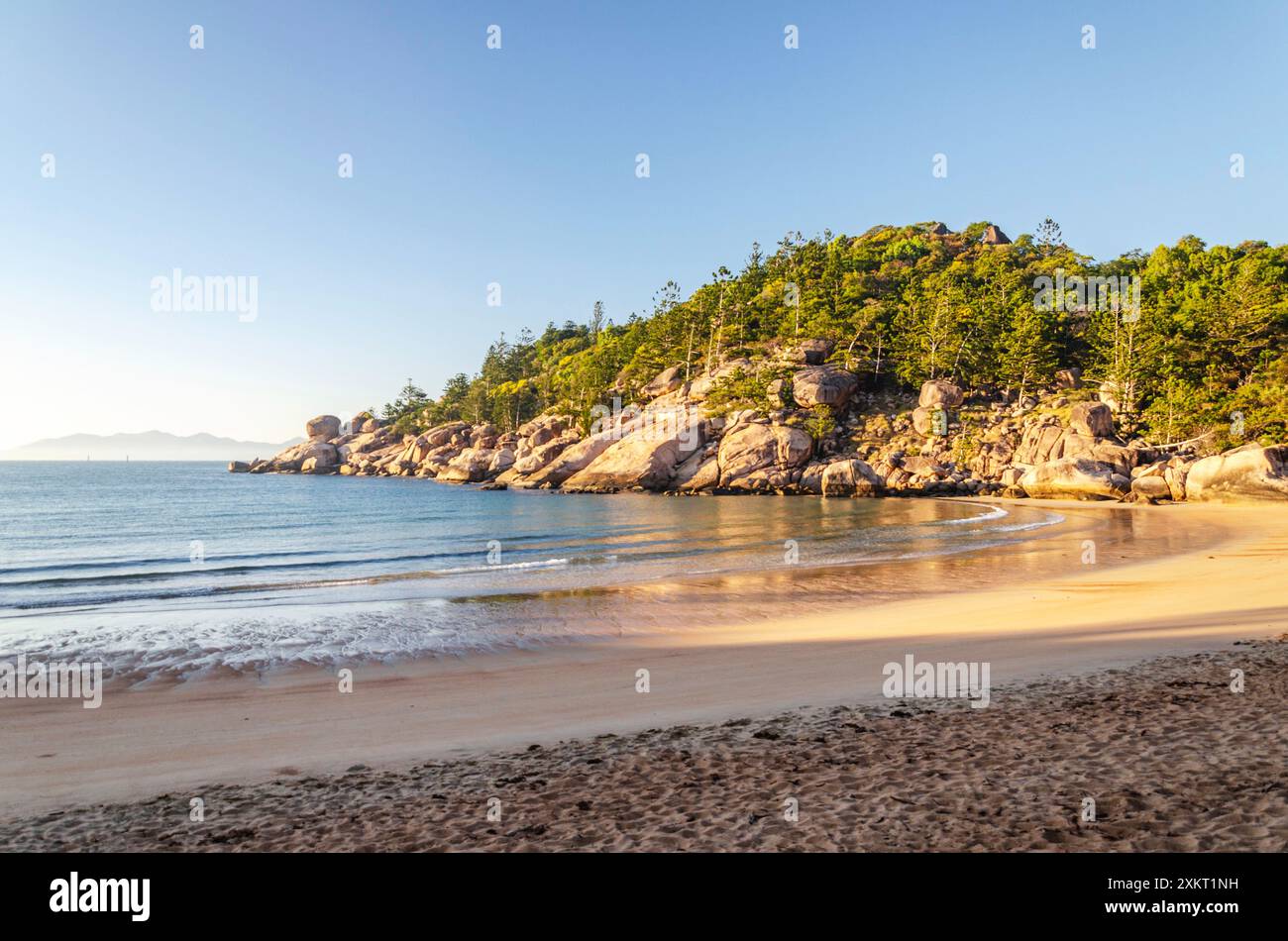 Pittoresca spiaggia di sabbia dorata di Alma Beach con massi di granito e acqua turchese a Magnetic Island, Queensland, Australia. Foto Stock